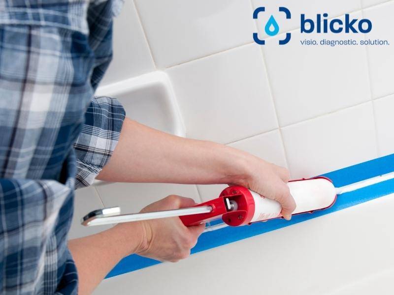 Les Ouvriers Installent Un Joint D'étanchéité En Silicone Sur La Porte  Vitrée De La Cabine De Douche.